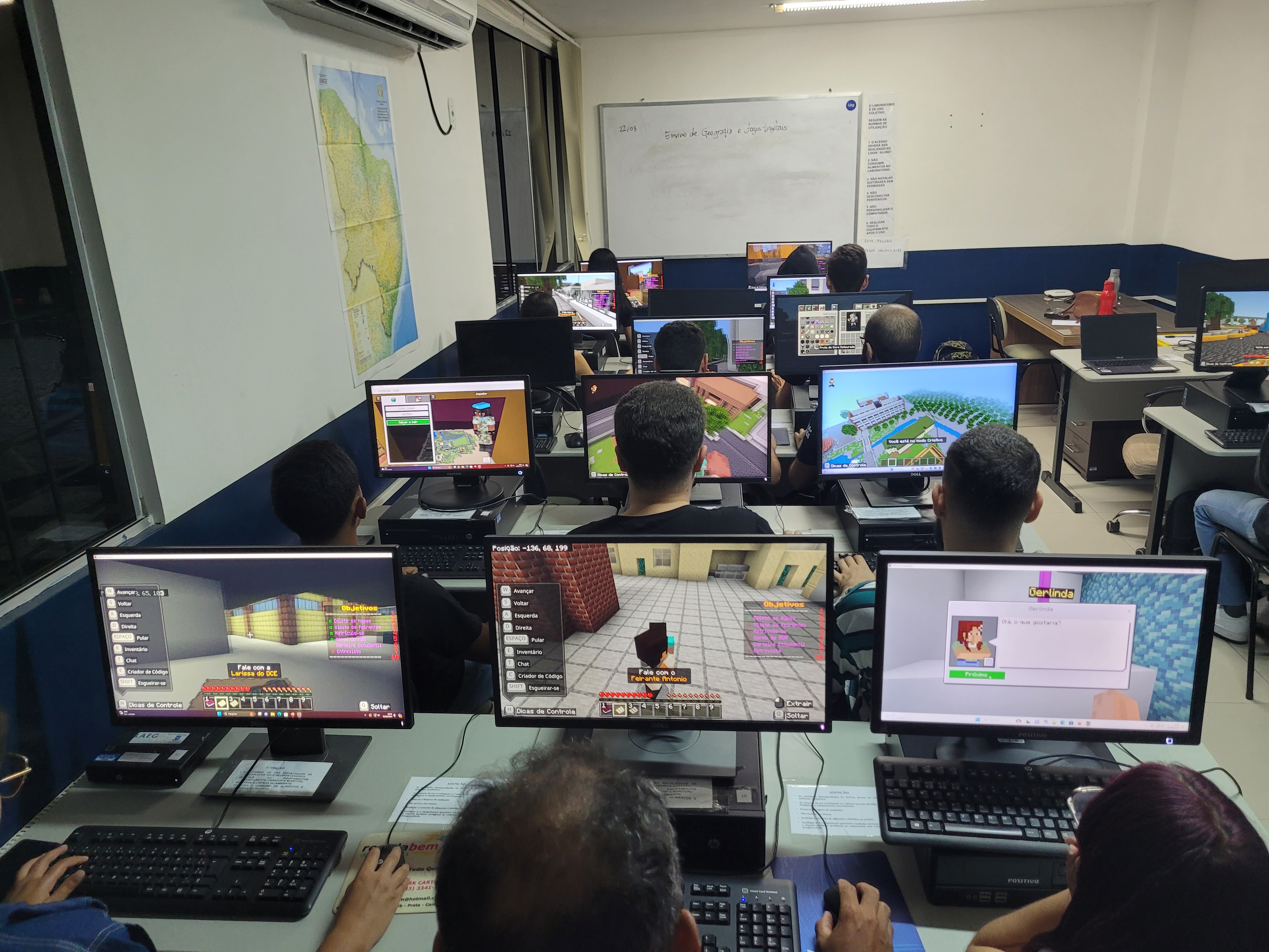 Alunos jogando jogos educacionais